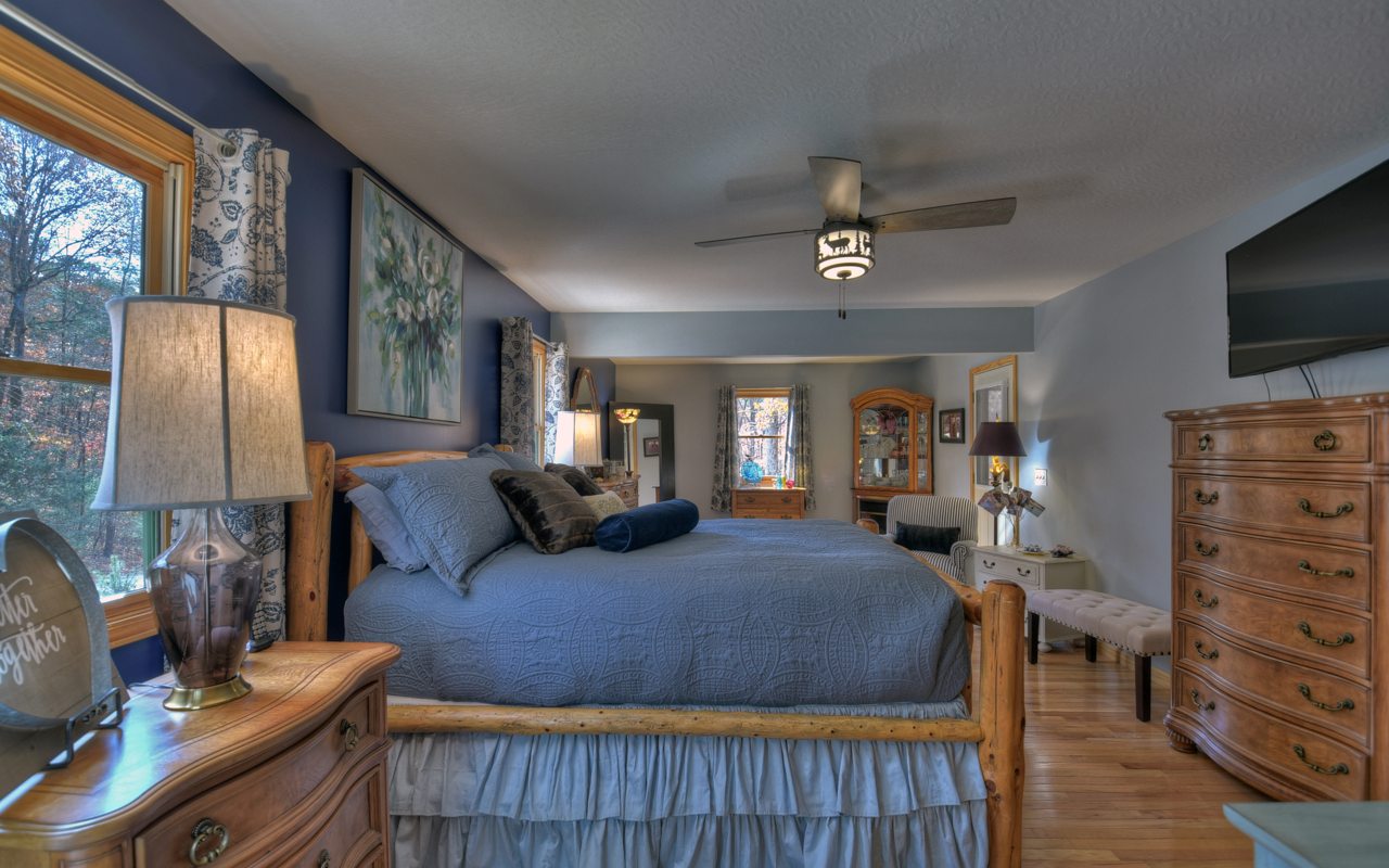 16 Glen Hollow Court