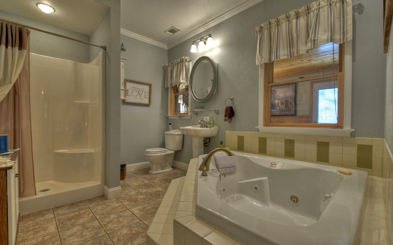 16 Glen Hollow Court