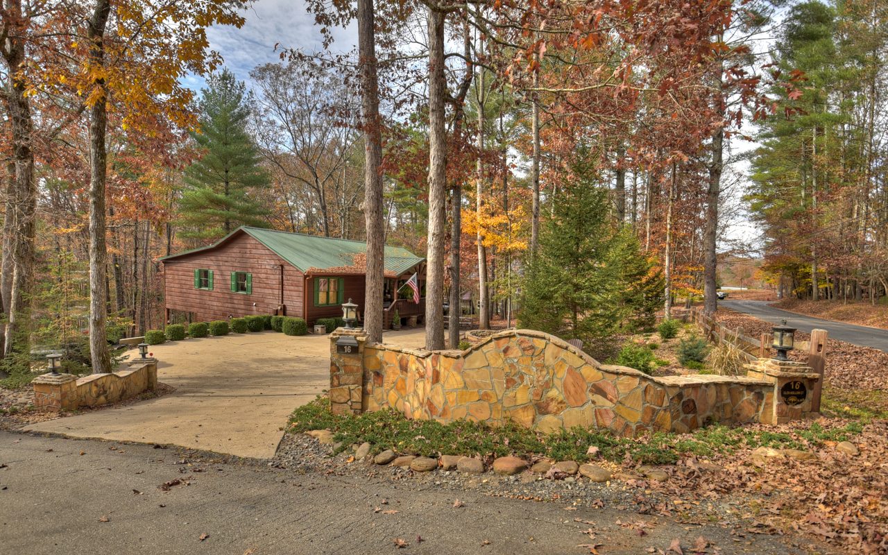 16 Glen Hollow Court