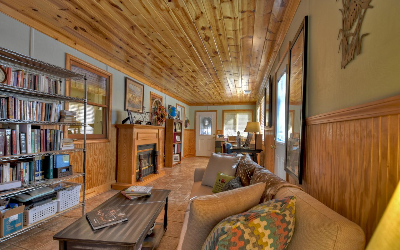 16 Glen Hollow Court