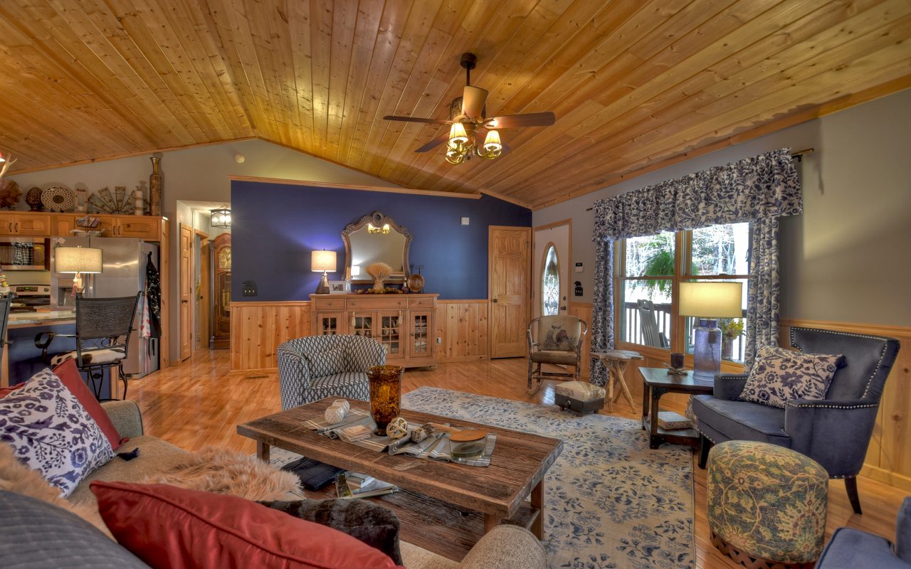 16 Glen Hollow Court