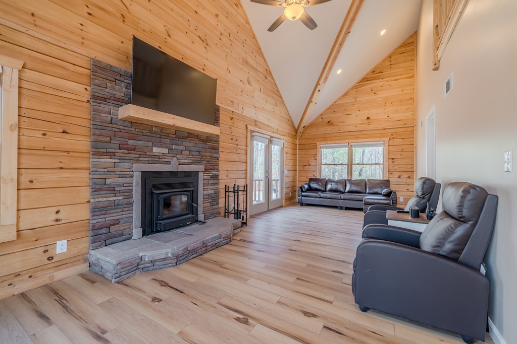 102 Red Hawk Trail