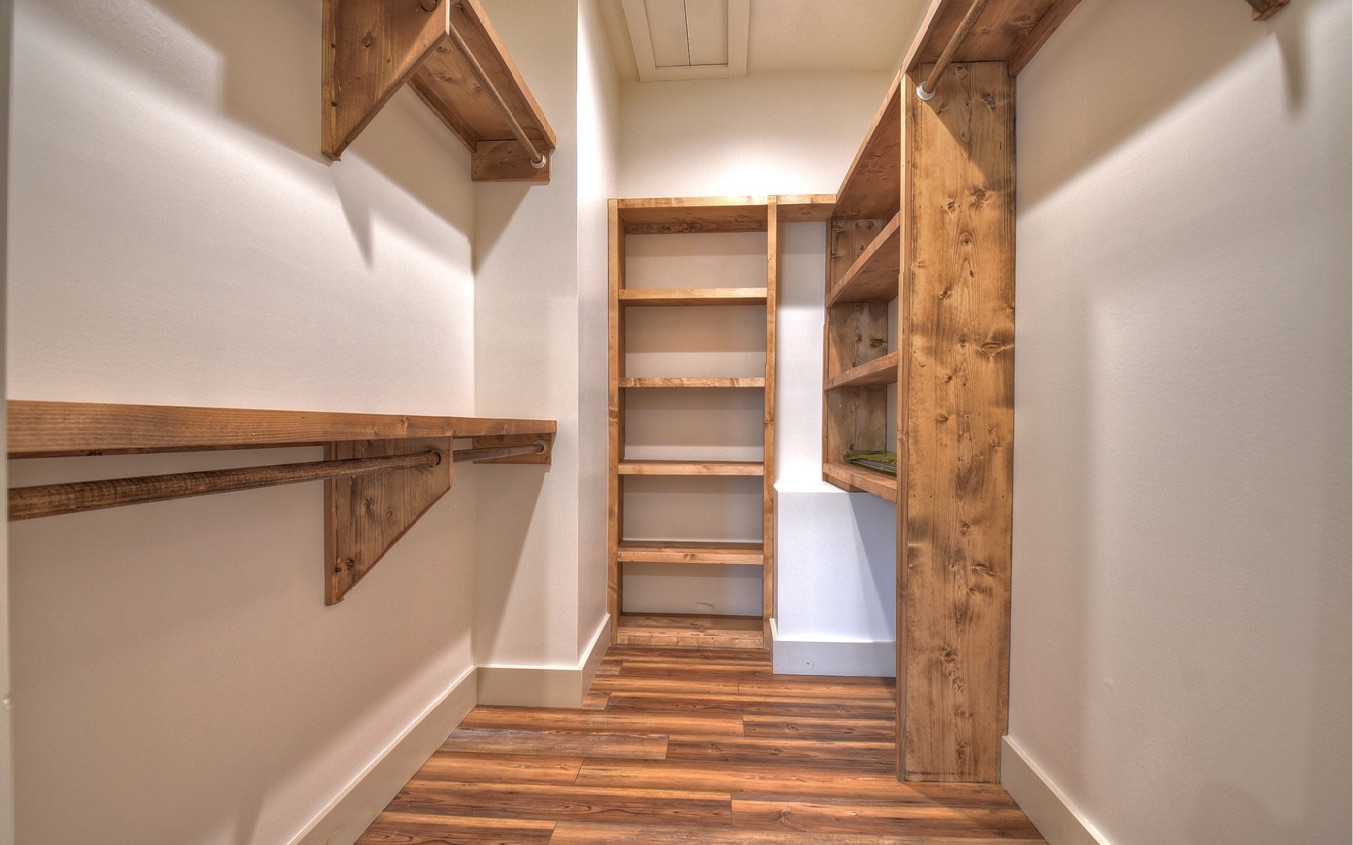 1074 Zenith Trail