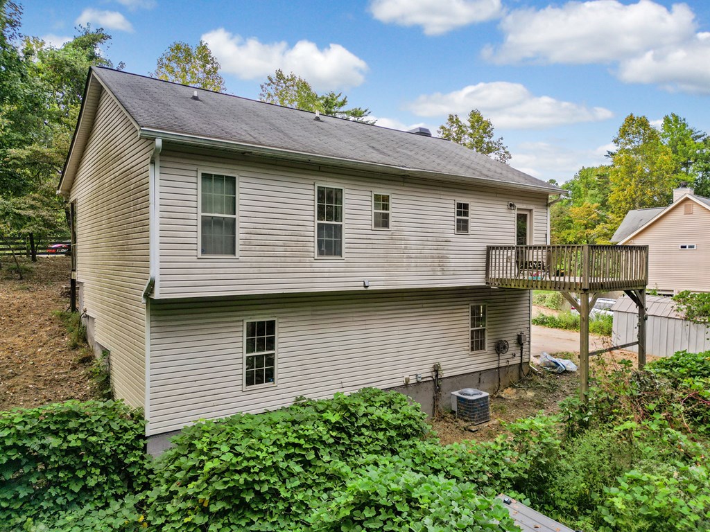 724 Black Knob Church Rd