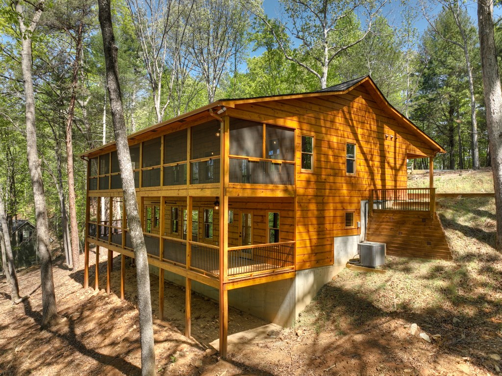1075 Lazy River Lane