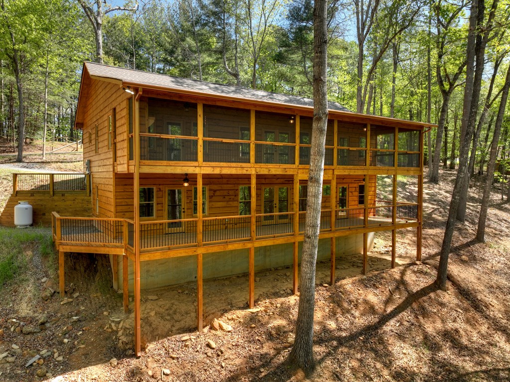 1075 Lazy River Lane