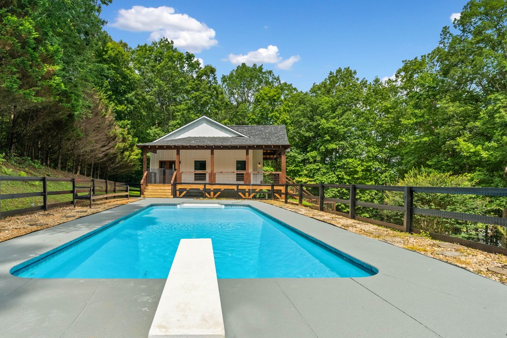 109 Lakeview Court