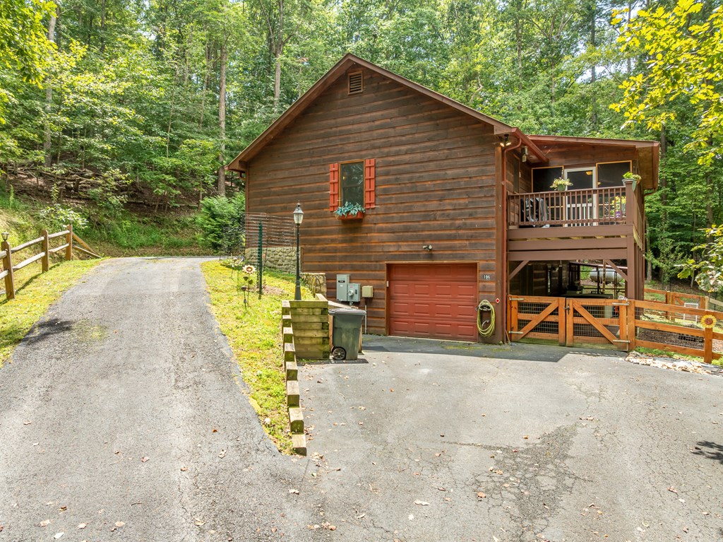 196 Glen Hollow Court