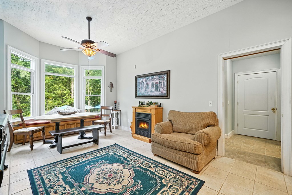 137 W Mountaintown Trail