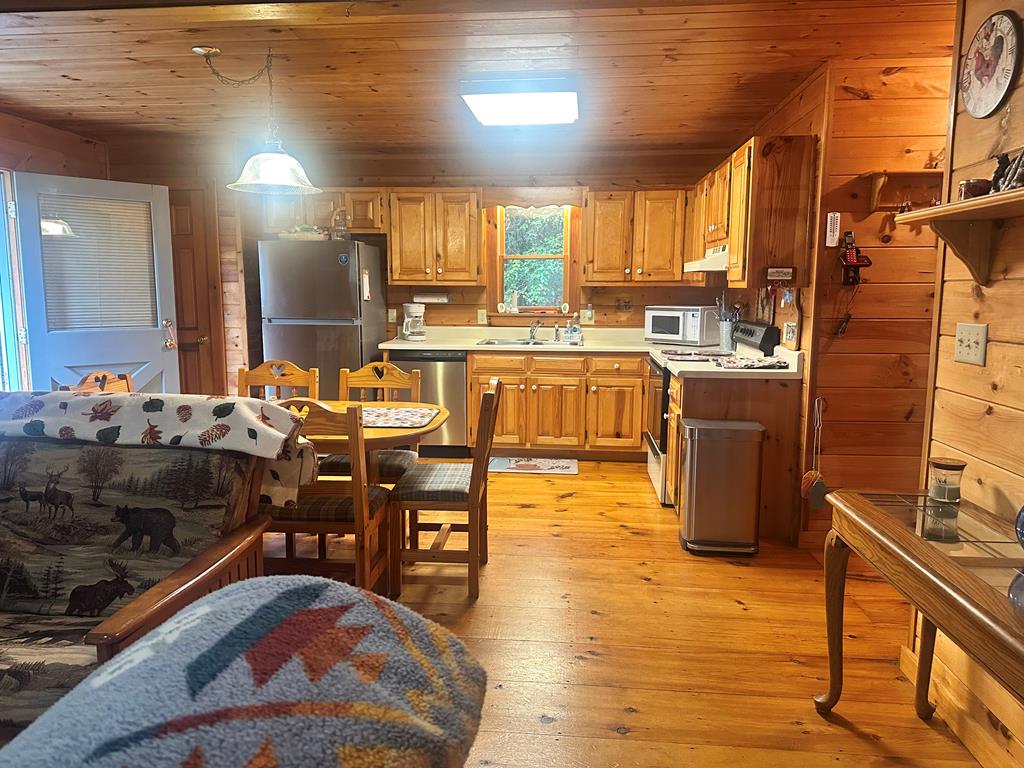 122 N Riverview Lane