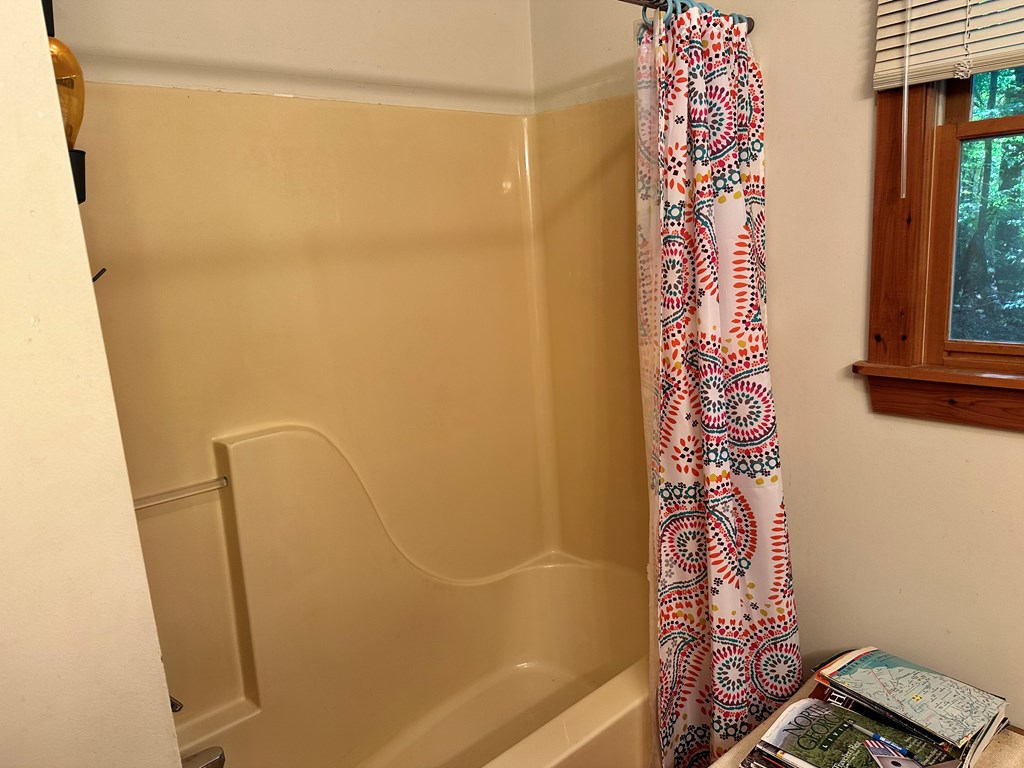 122 N Riverview Lane