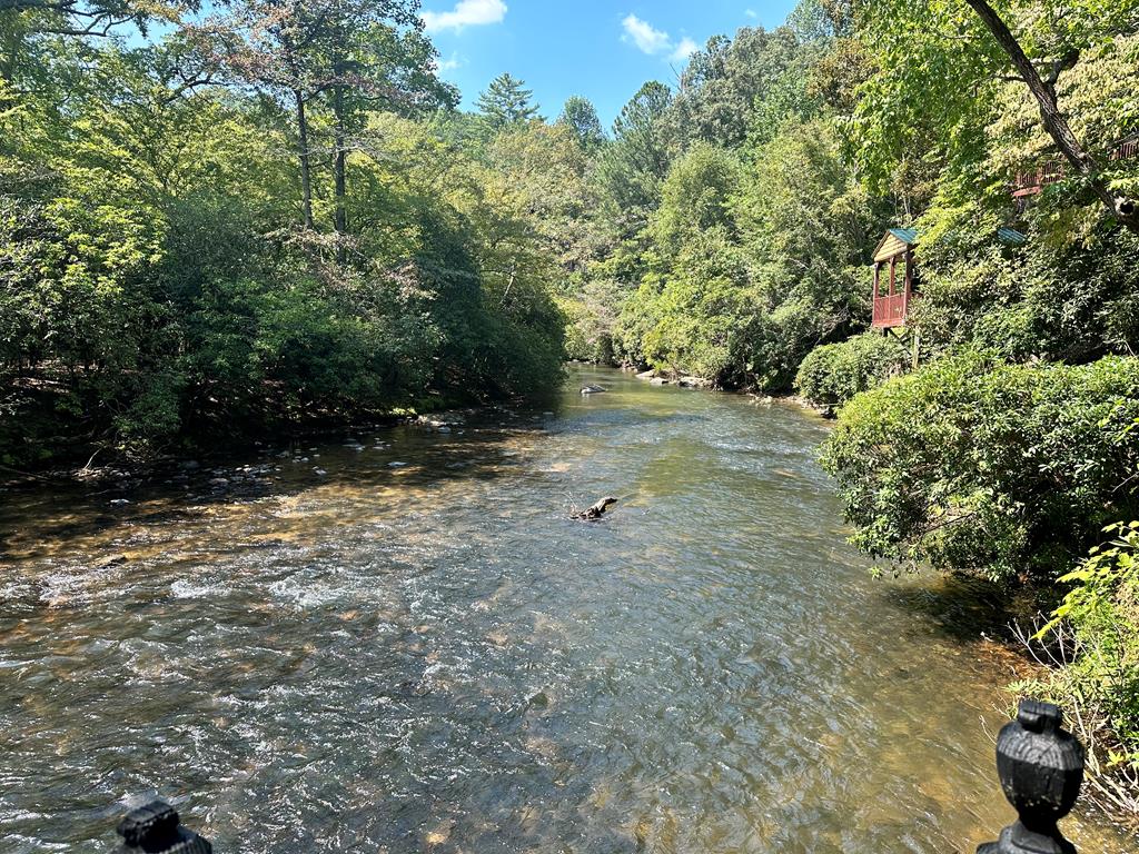 122 N Riverview Lane