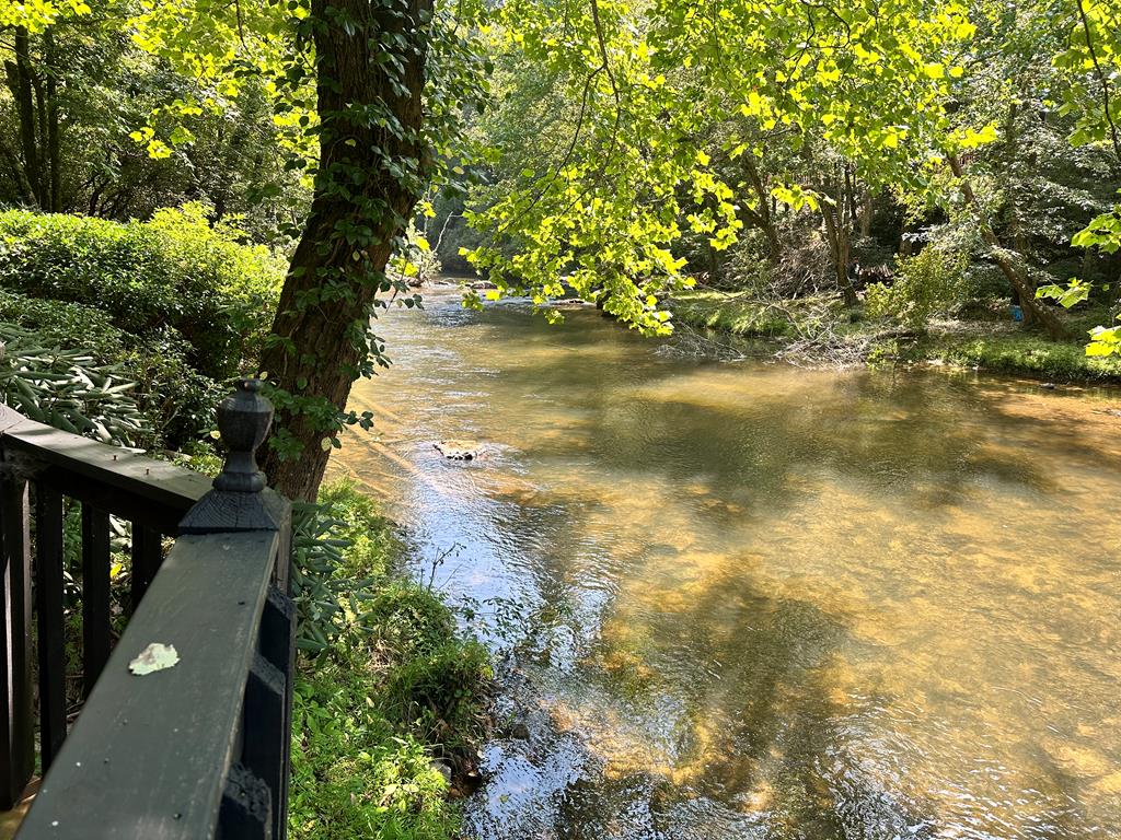 122 N Riverview Lane