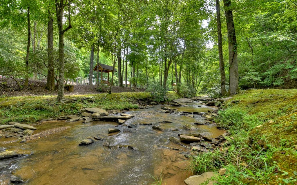 136 Whispering Ridge Court, Ellijay