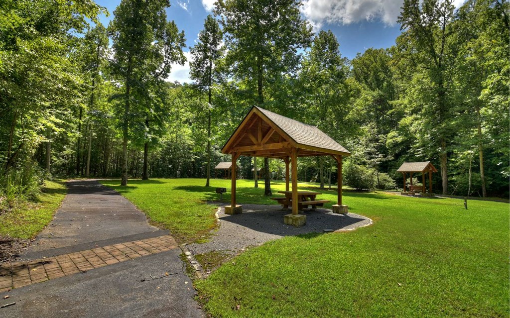136 Whispering Ridge Court, Ellijay