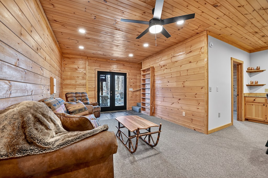 22 Running Bear Ridge