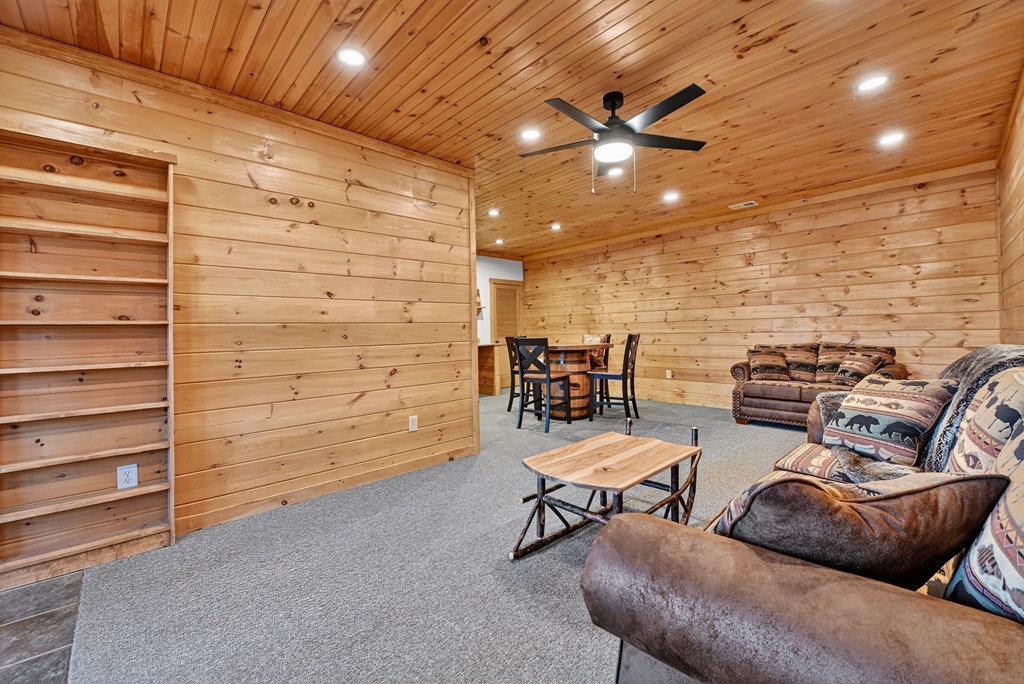 22 Running Bear Ridge