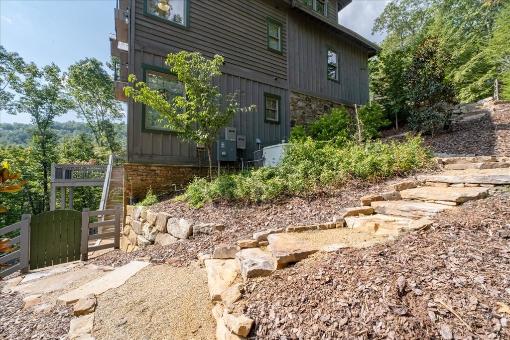 207 Utana Bluffs Trail