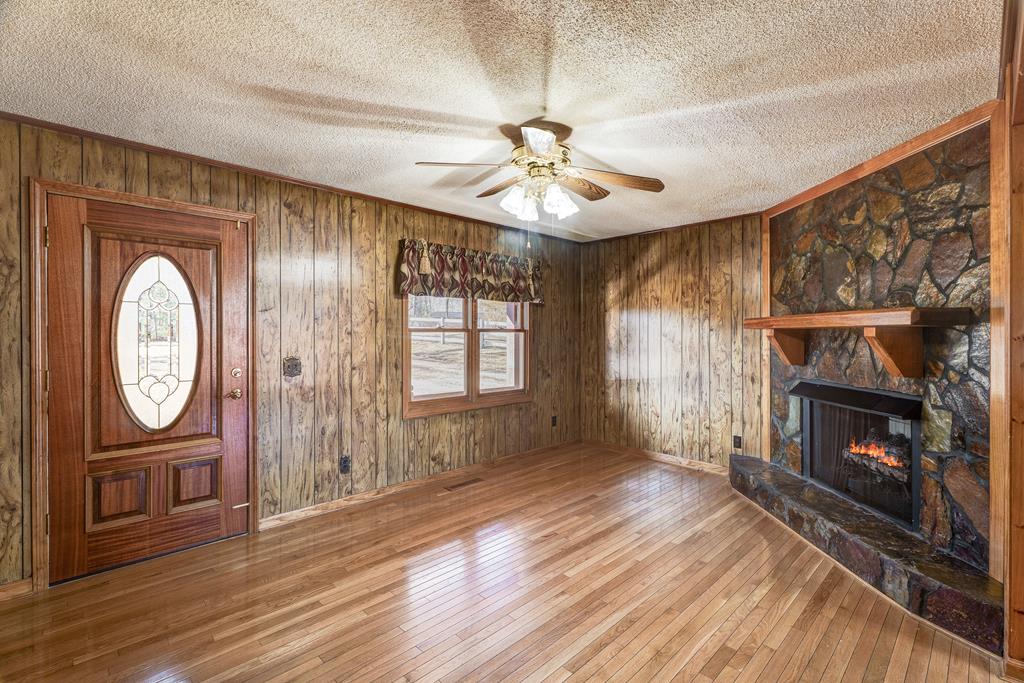 716 Lakeview Circle