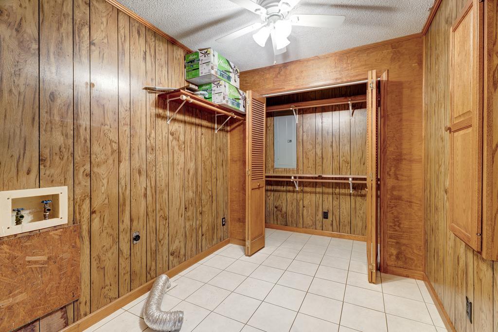 716 Lakeview Circle