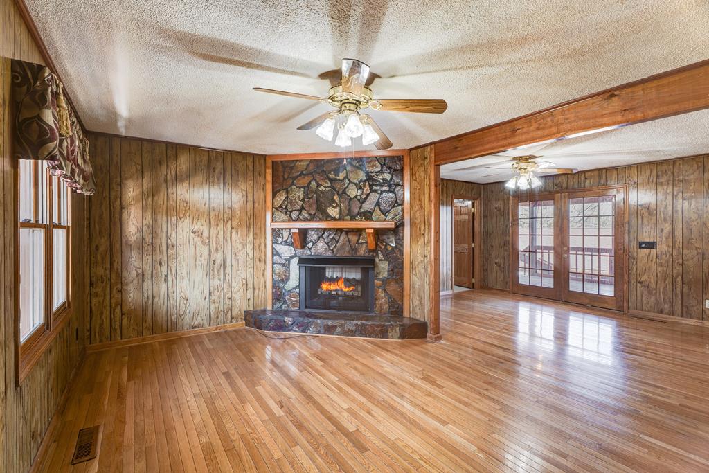 716 Lakeview Circle