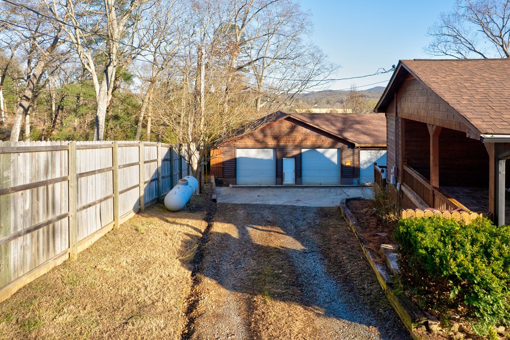 716 Lakeview Circle