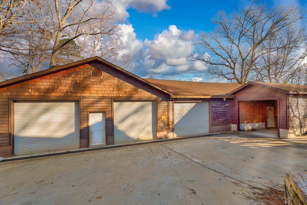 716 Lakeview Circle