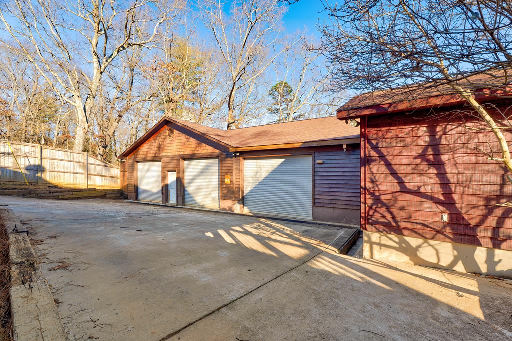 716 Lakeview Circle