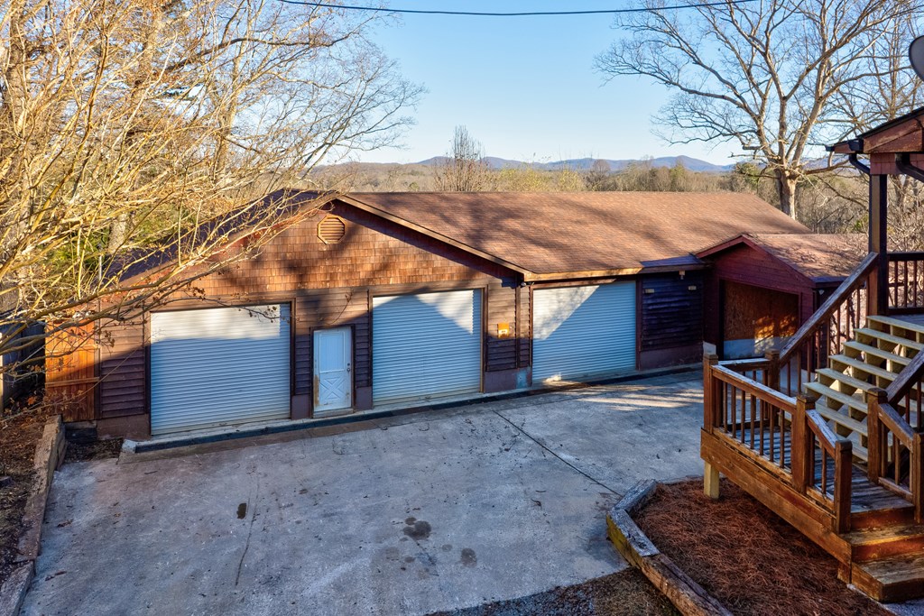 716 Lakeview Circle