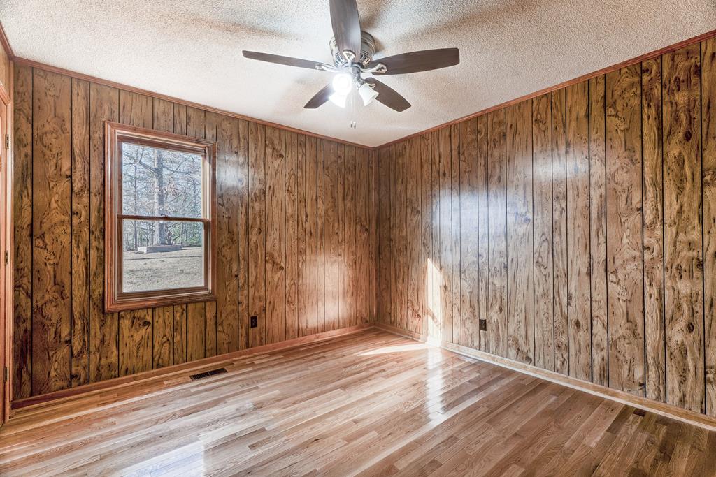 716 Lakeview Circle