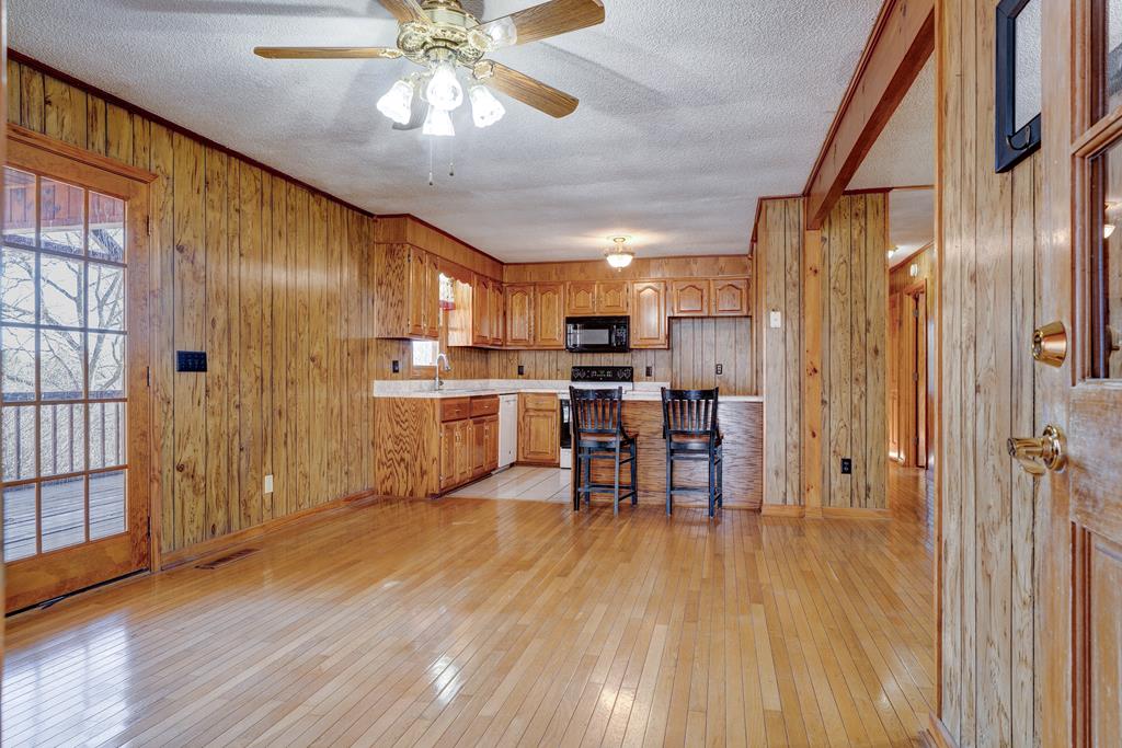 716 Lakeview Circle