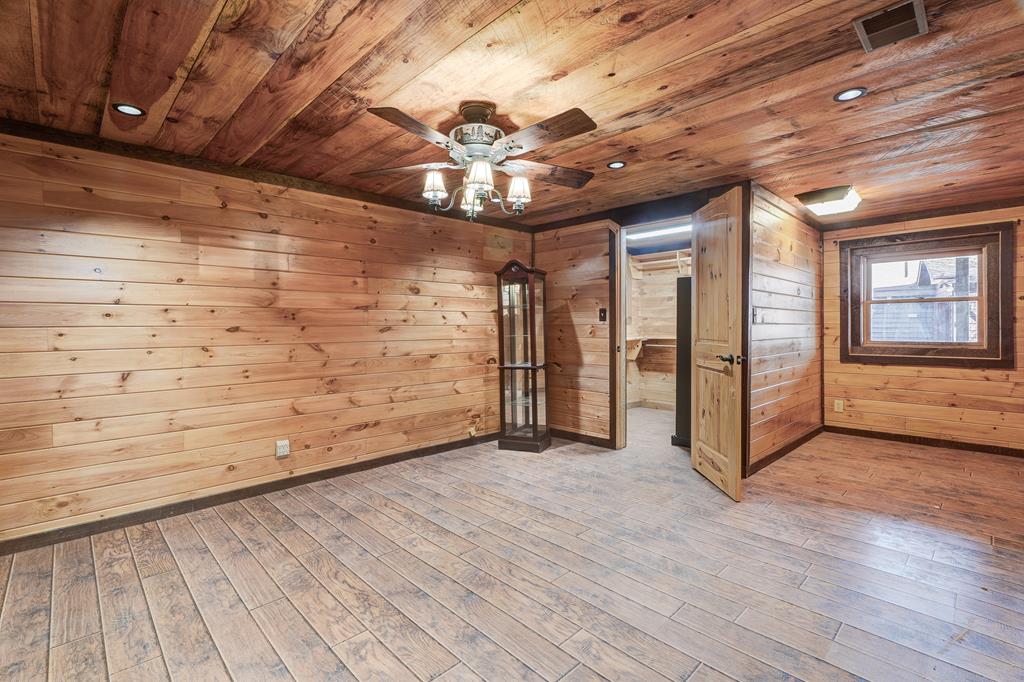 716 Lakeview Circle