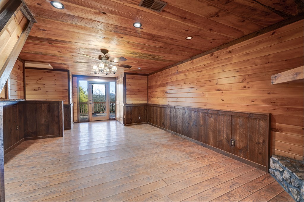 716 Lakeview Circle