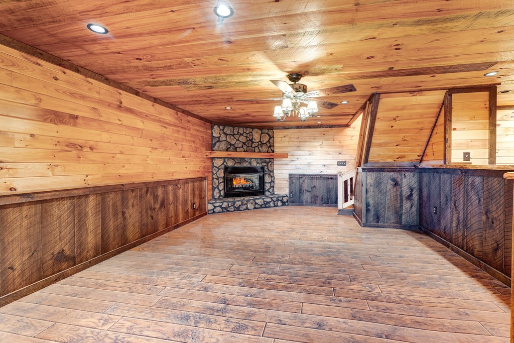 716 Lakeview Circle