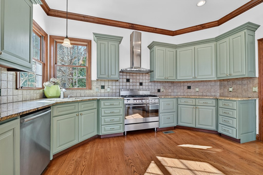 100 Fox Paw Leaf Court