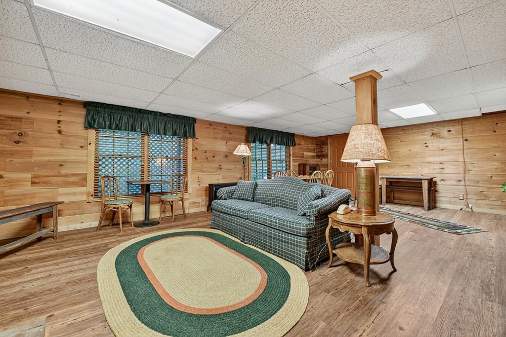 1048 Laurel Trail