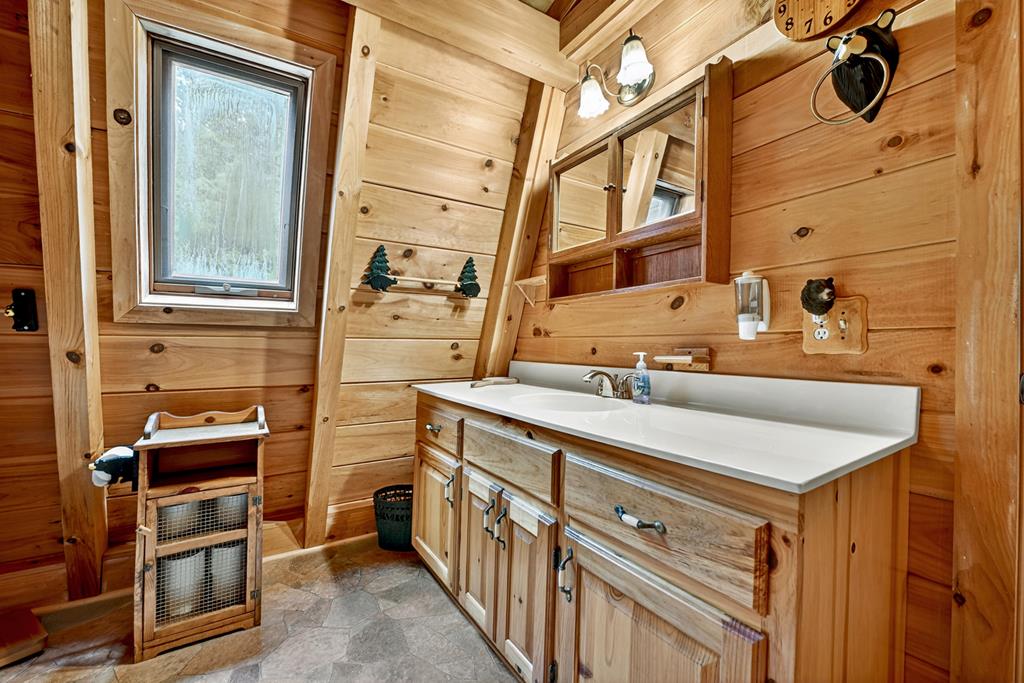 1048 Laurel Trail