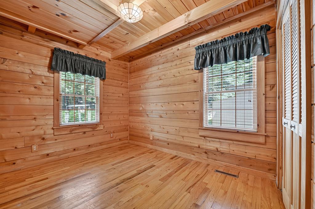 1048 Laurel Trail