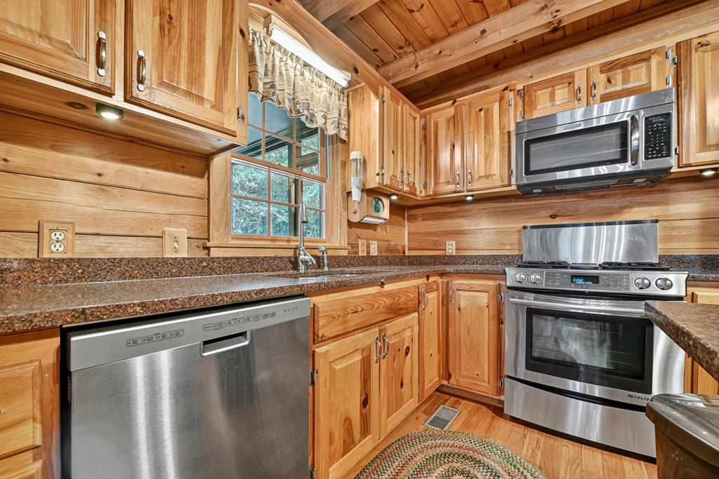 1048 Laurel Trail