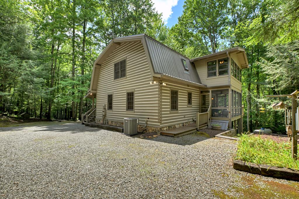 1048 Laurel Trail