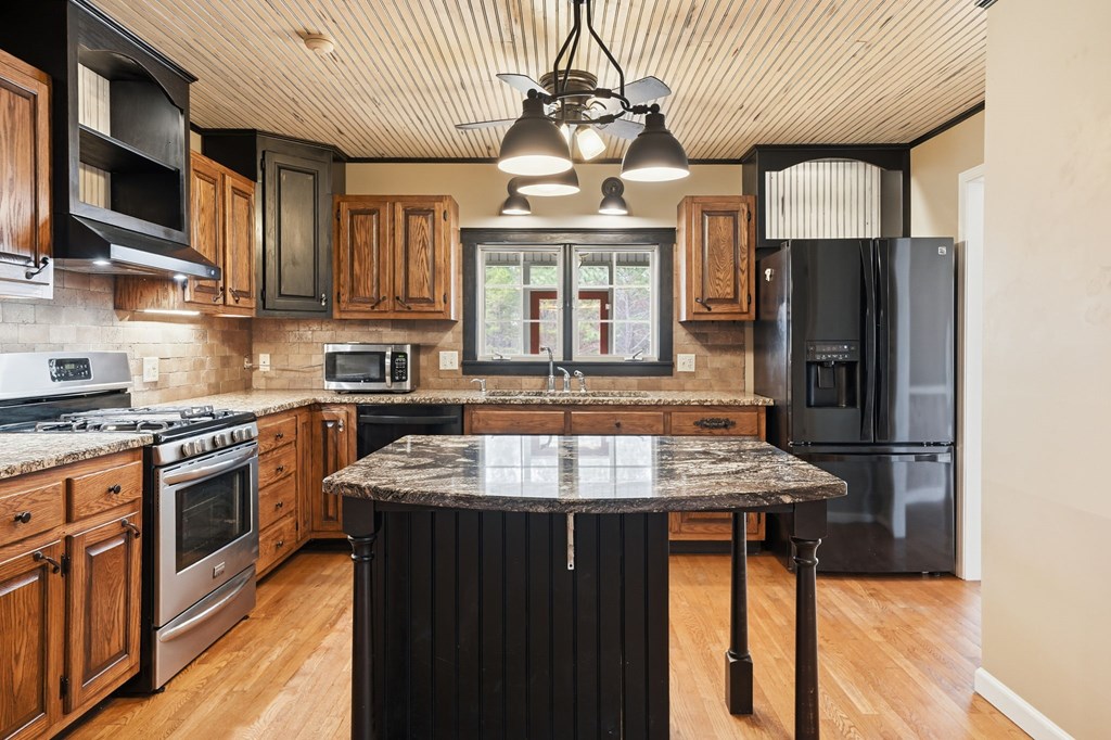 1215 Crossroads Church Road