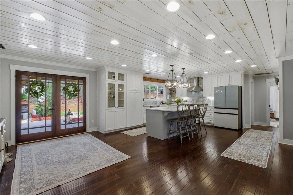 121 Willow Creek Lane