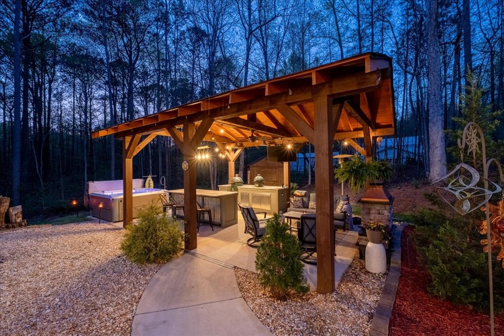 121 Willow Creek Lane
