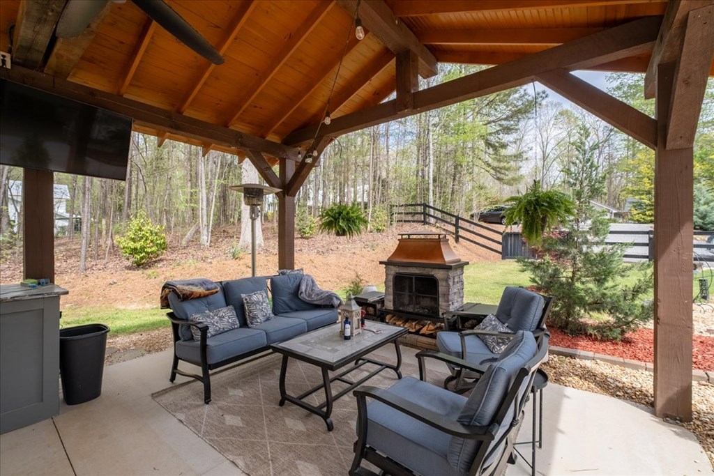 121 Willow Creek Lane