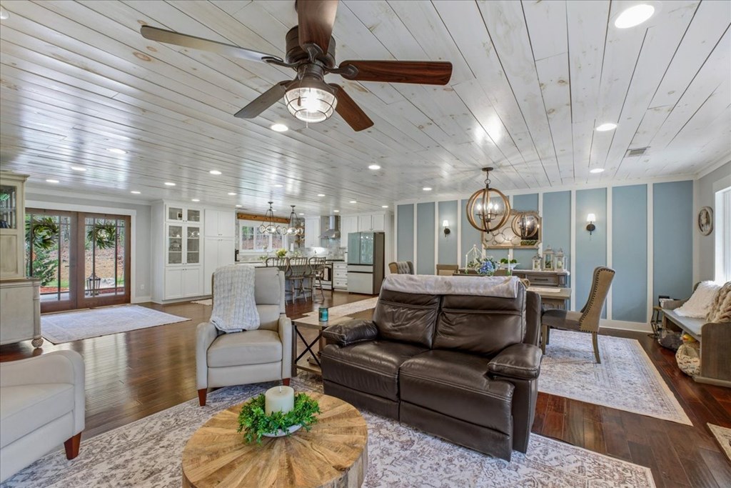 121 Willow Creek Lane