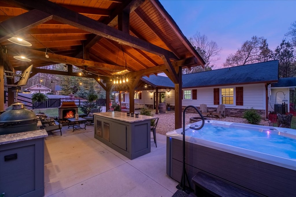121 Willow Creek Lane