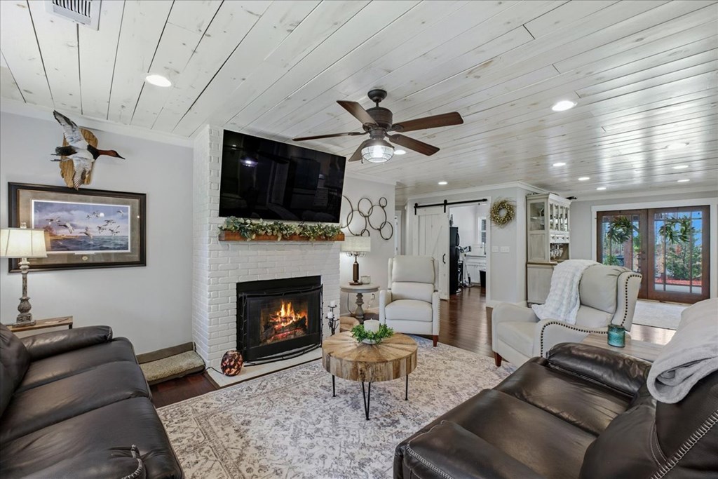 121 Willow Creek Lane