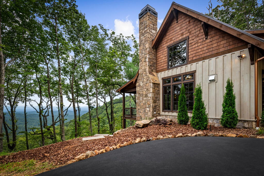 380 Utana Bluffs Trail