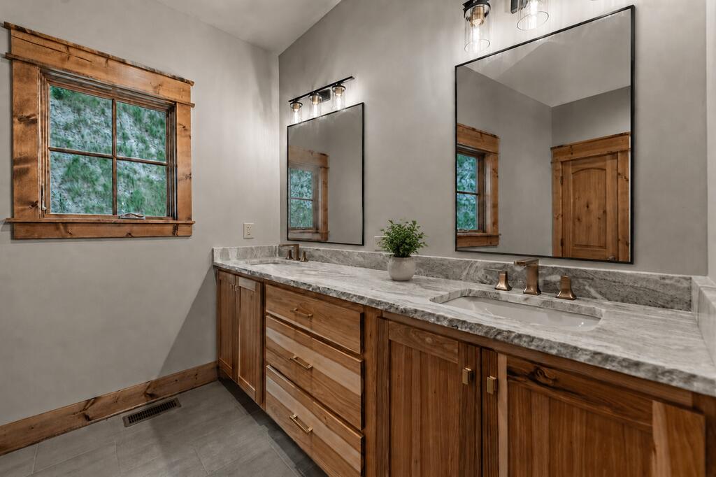 380 Utana Bluffs Trail