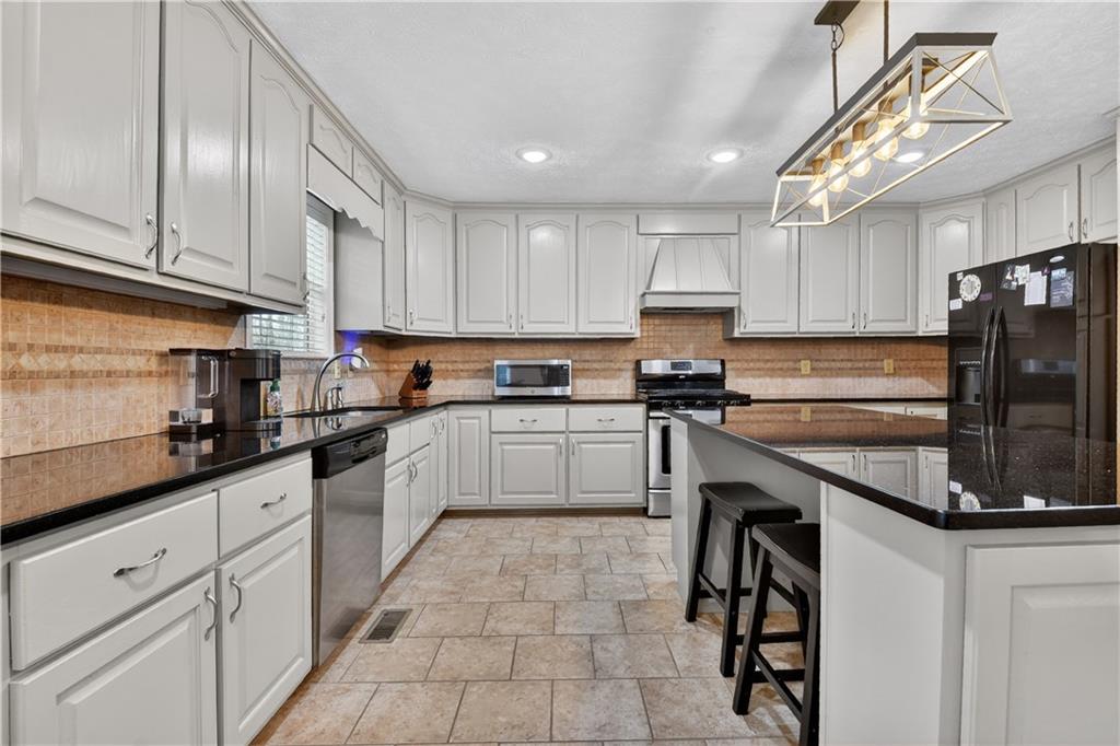 7634 Chatsworth Highway